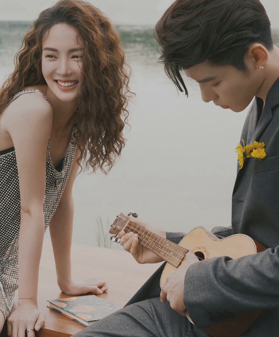 时尚芭莎x《不会恋爱的我们》金晨王子异春意大片