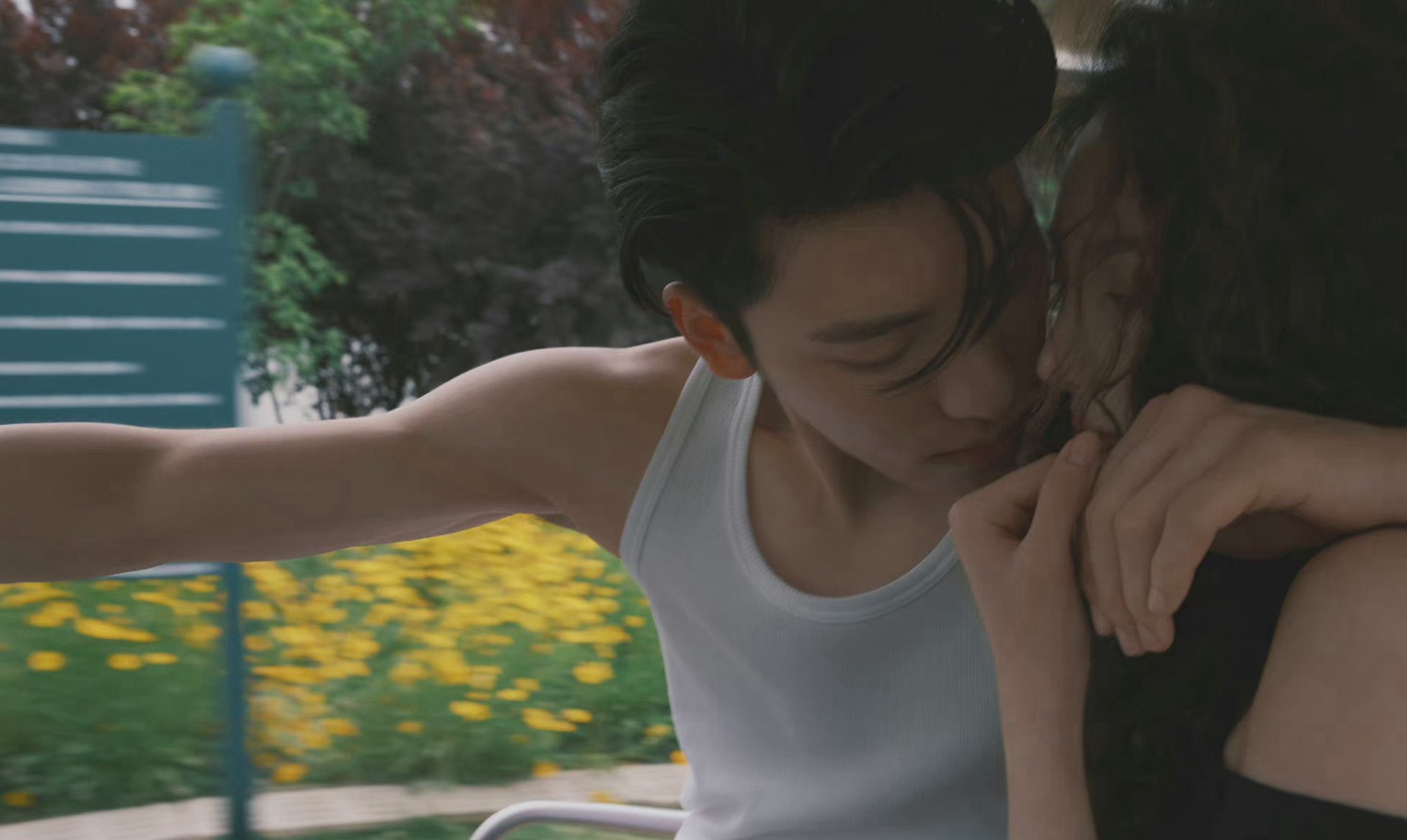 时尚芭莎x《不会恋爱的我们》金晨王子异春意大片