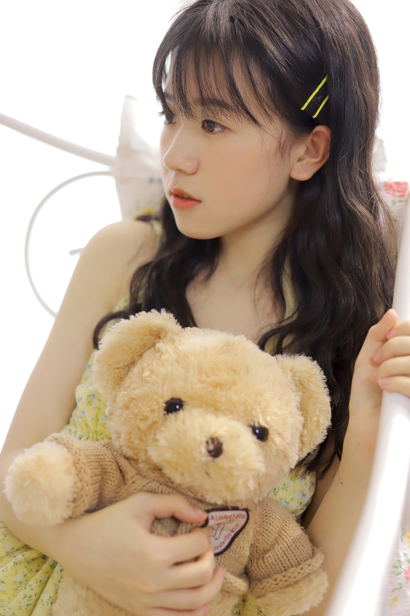 吊带少女粉面桃腮唯美养眼写真