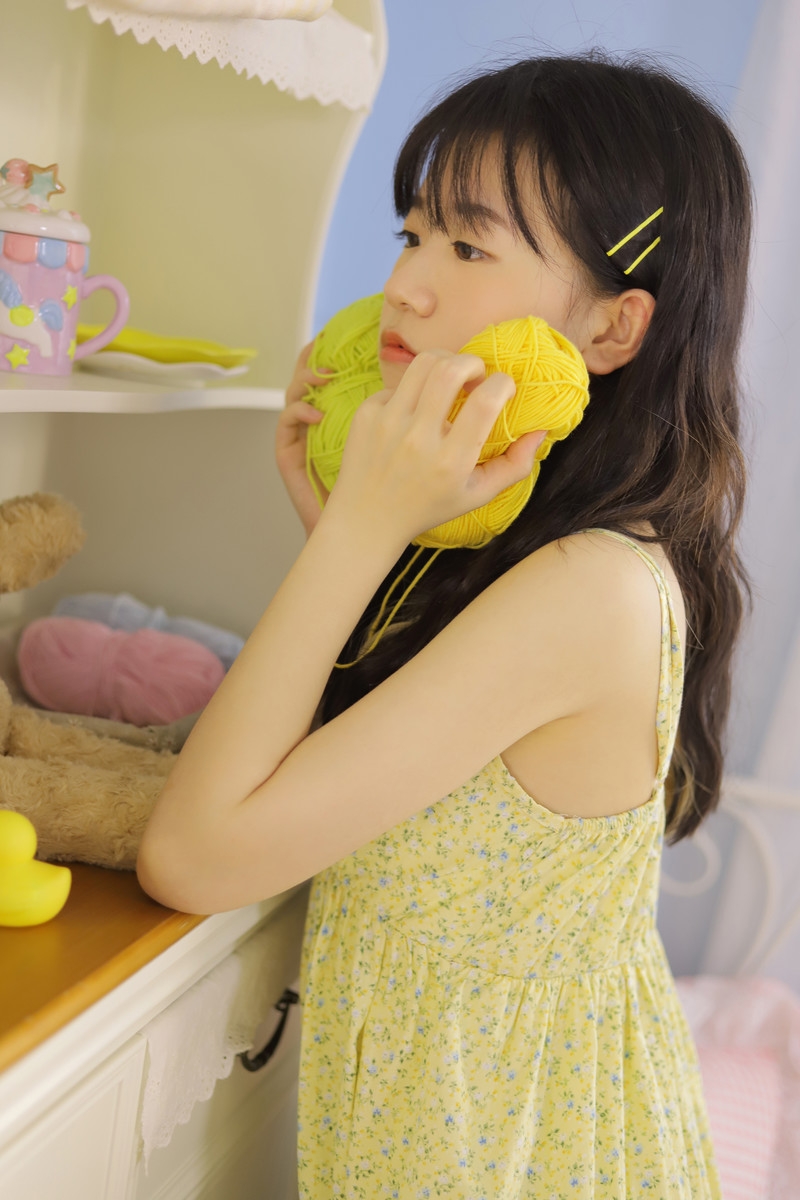 吊带少女粉面桃腮唯美养眼写真