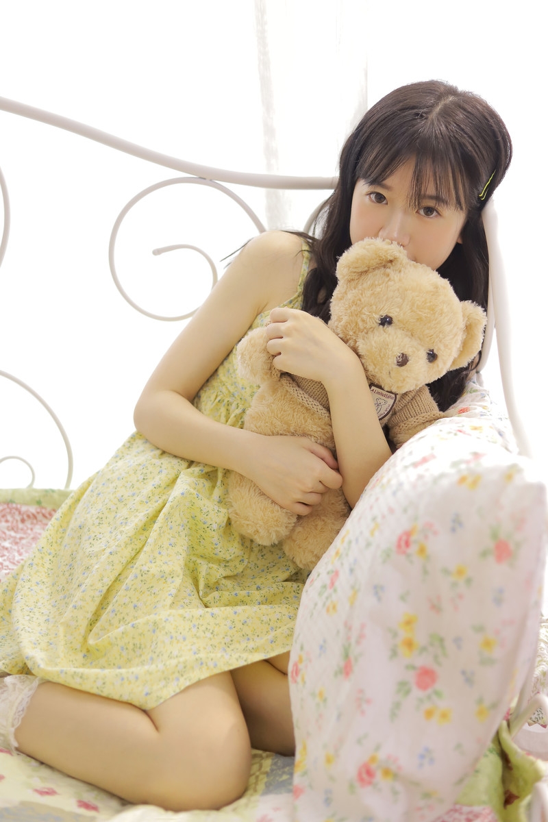 吊带少女粉面桃腮唯美养眼写真