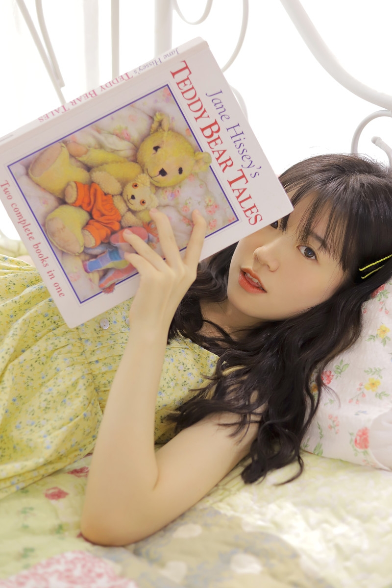 吊带少女粉面桃腮唯美养眼写真