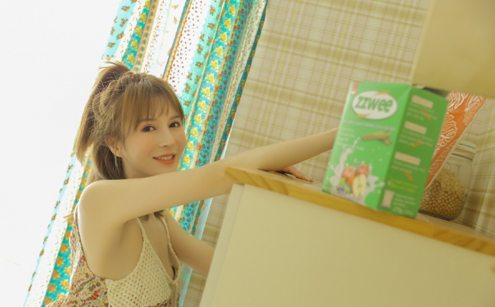 邻家女孩酥胸美臂肤若凝脂俏皮可爱女生图片