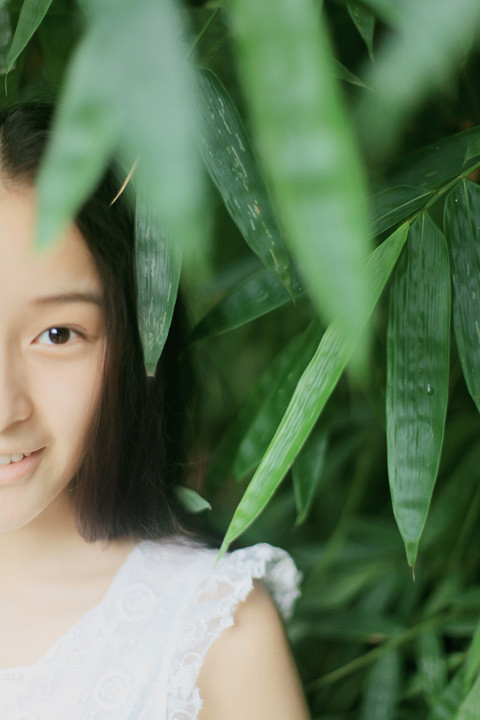 素颜中分长发清纯女孩