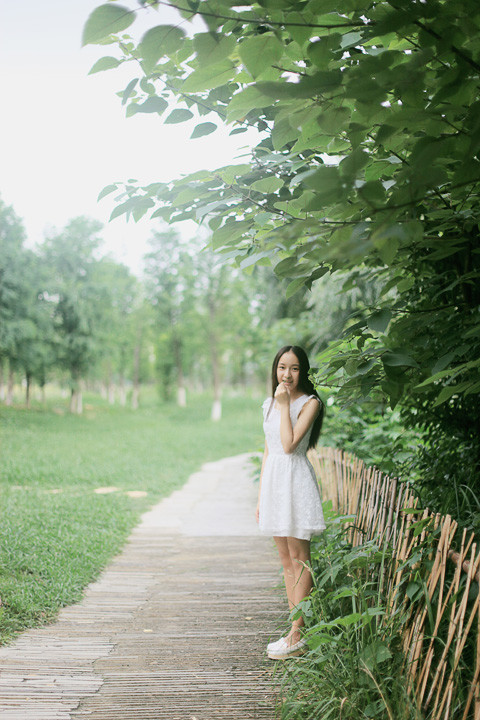 素颜中分长发清纯女孩