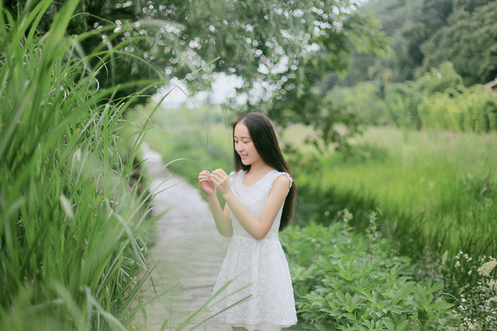 素颜中分长发清纯女孩