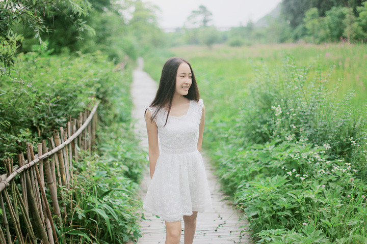 素颜中分长发清纯女孩