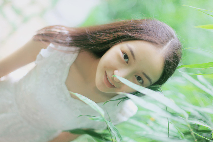 素颜中分长发清纯女孩