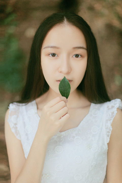 素颜中分长发清纯女孩