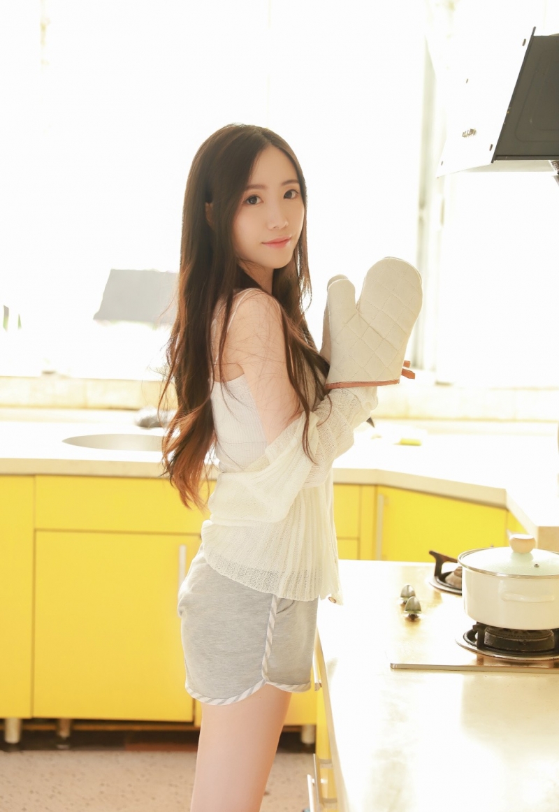 居家小厨娘身姿曼妙迷人写真