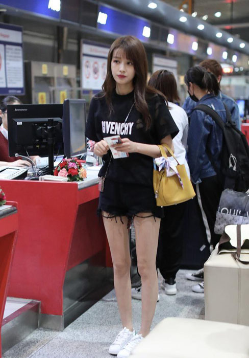 辣妈孙怡机场街拍 超短裤大秀竹竿腿