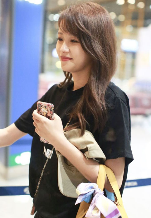 辣妈孙怡机场街拍 超短裤大秀竹竿腿