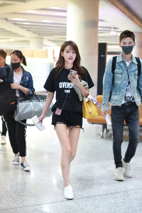 辣妈孙怡机场街拍 超短裤大秀竹竿腿