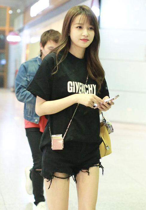 辣妈孙怡机场街拍 超短裤大秀竹竿腿