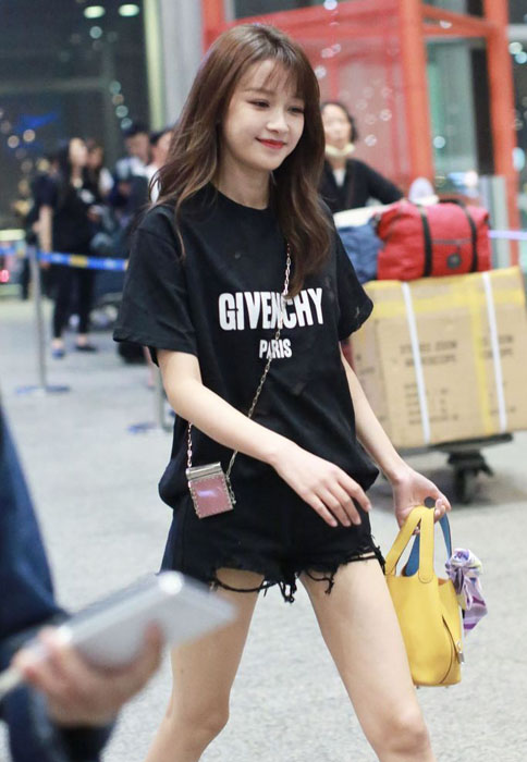 辣妈孙怡机场街拍 超短裤大秀竹竿腿