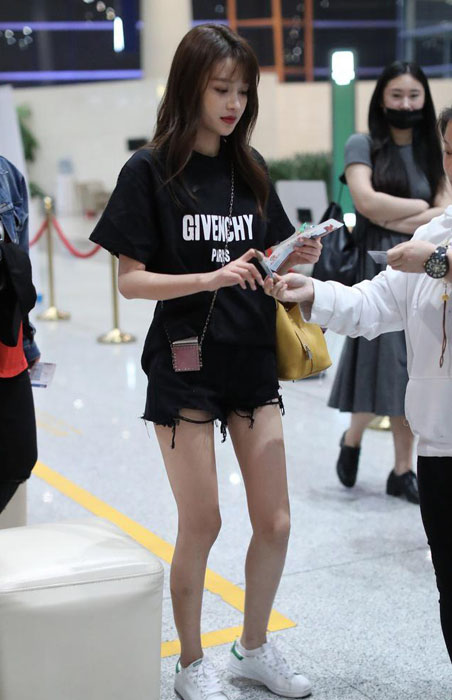 辣妈孙怡机场街拍 超短裤大秀竹竿腿