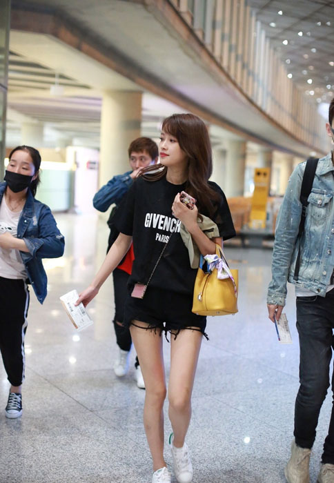 辣妈孙怡机场街拍 超短裤大秀竹竿腿