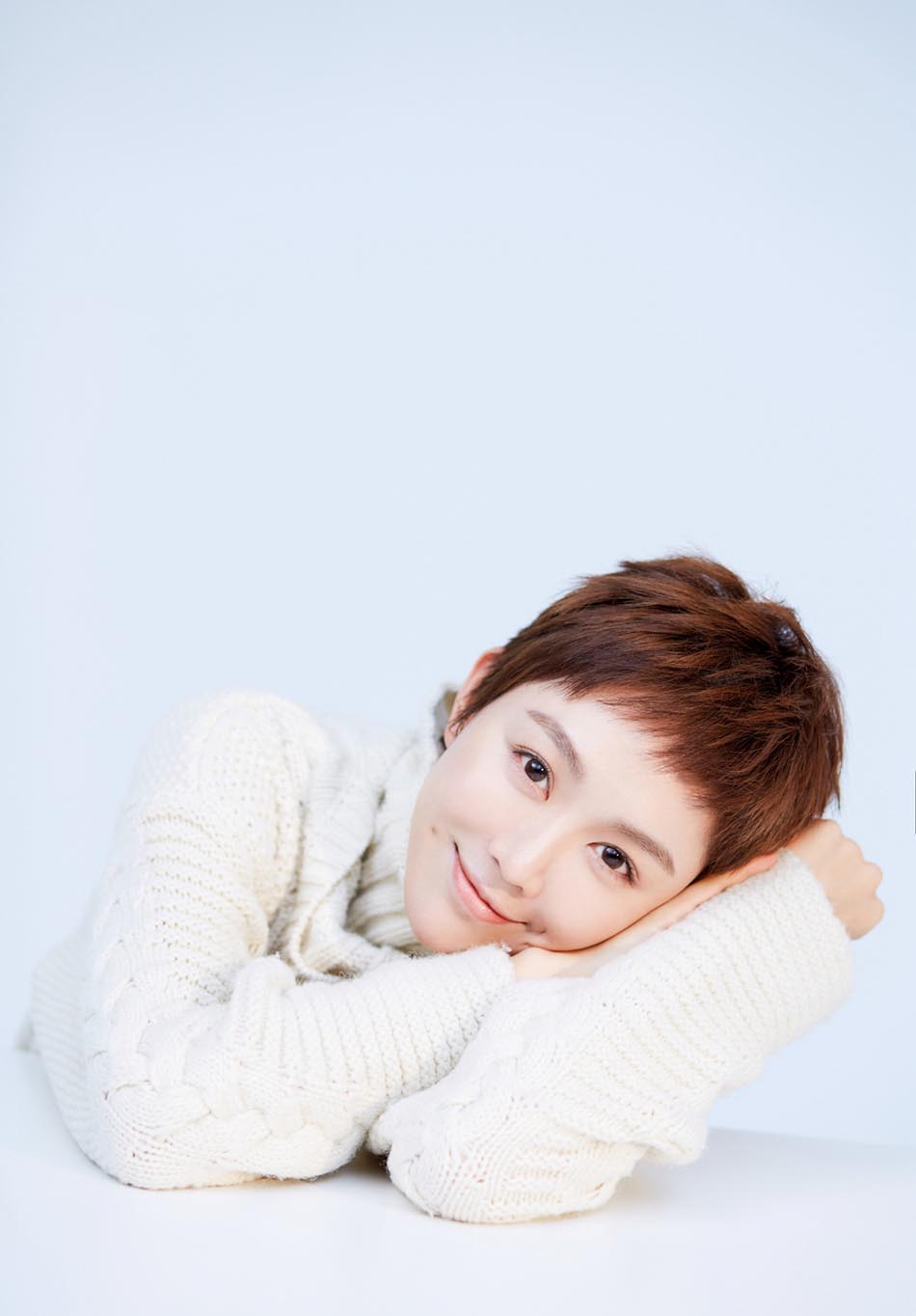 演员姜妍冬日时尚写真照 甜美笑容亲切可人