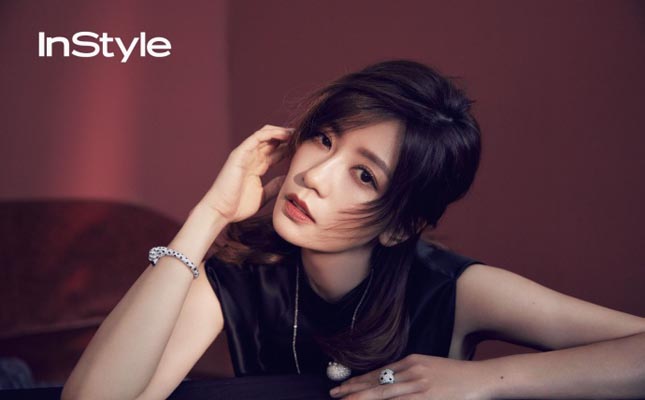 辣妈贾静雯时尚杂志封面写真 尽显成熟女性干练范