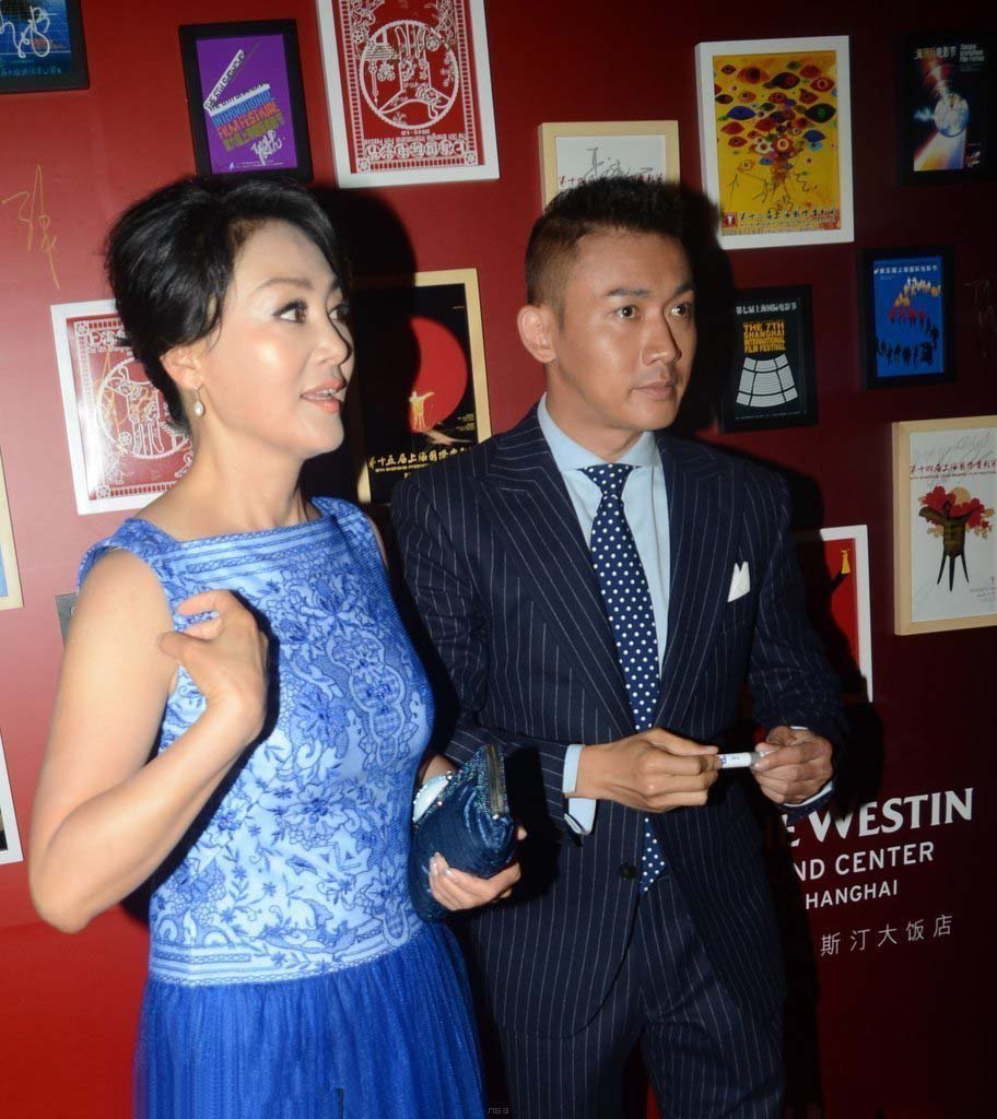 王姬携手聂远齐亮相 上海电影节红毯