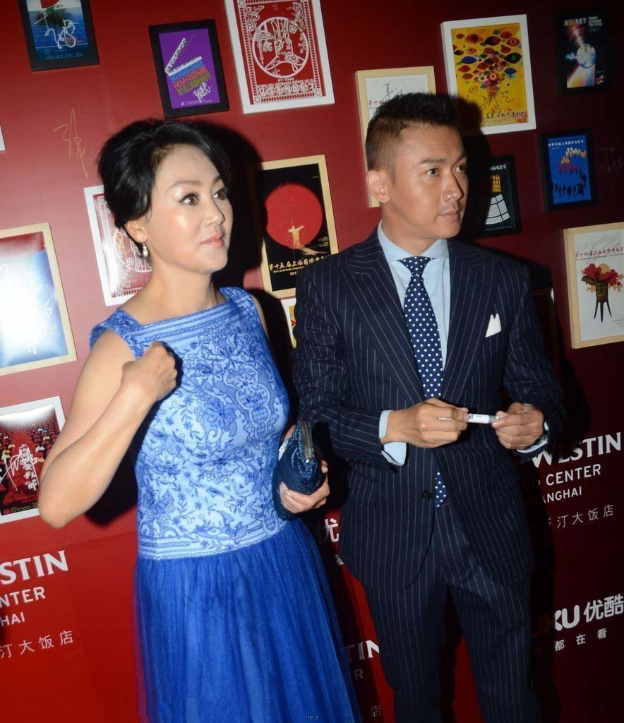 王姬携手聂远齐亮相 上海电影节红毯