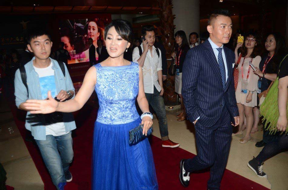 王姬携手聂远齐亮相 上海电影节红毯