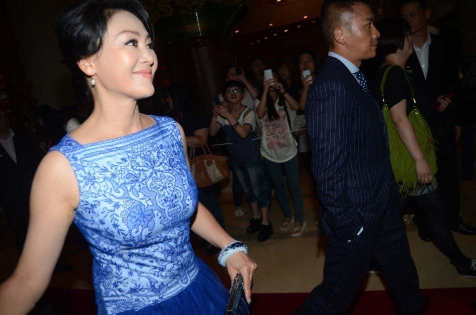 王姬携手聂远齐亮相 上海电影节红毯