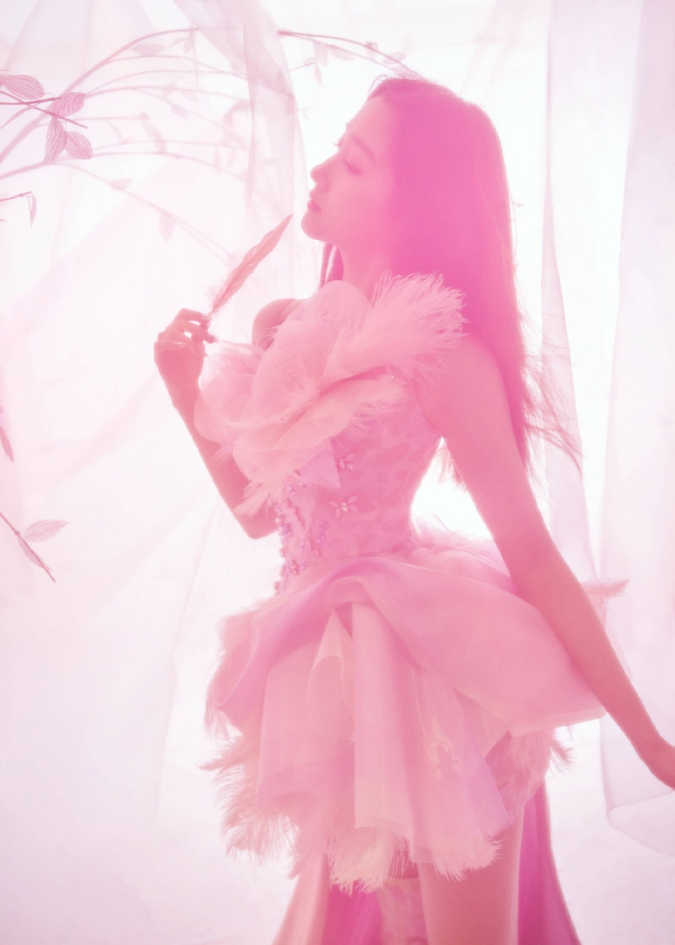 关晓彤粉色花朵裙宛如花仙子写真
