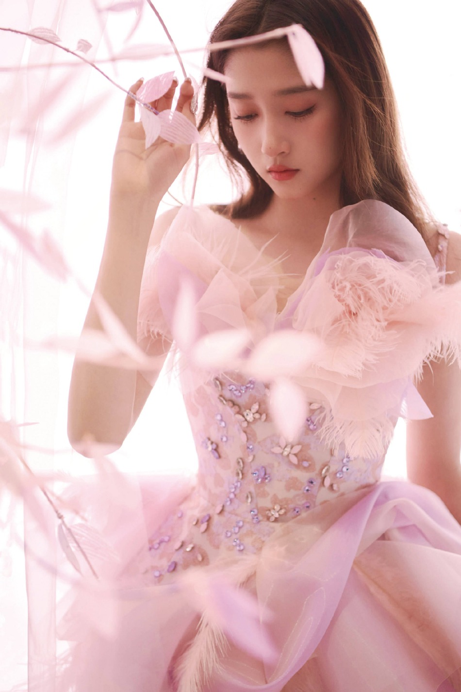 关晓彤粉色花朵裙宛如花仙子写真