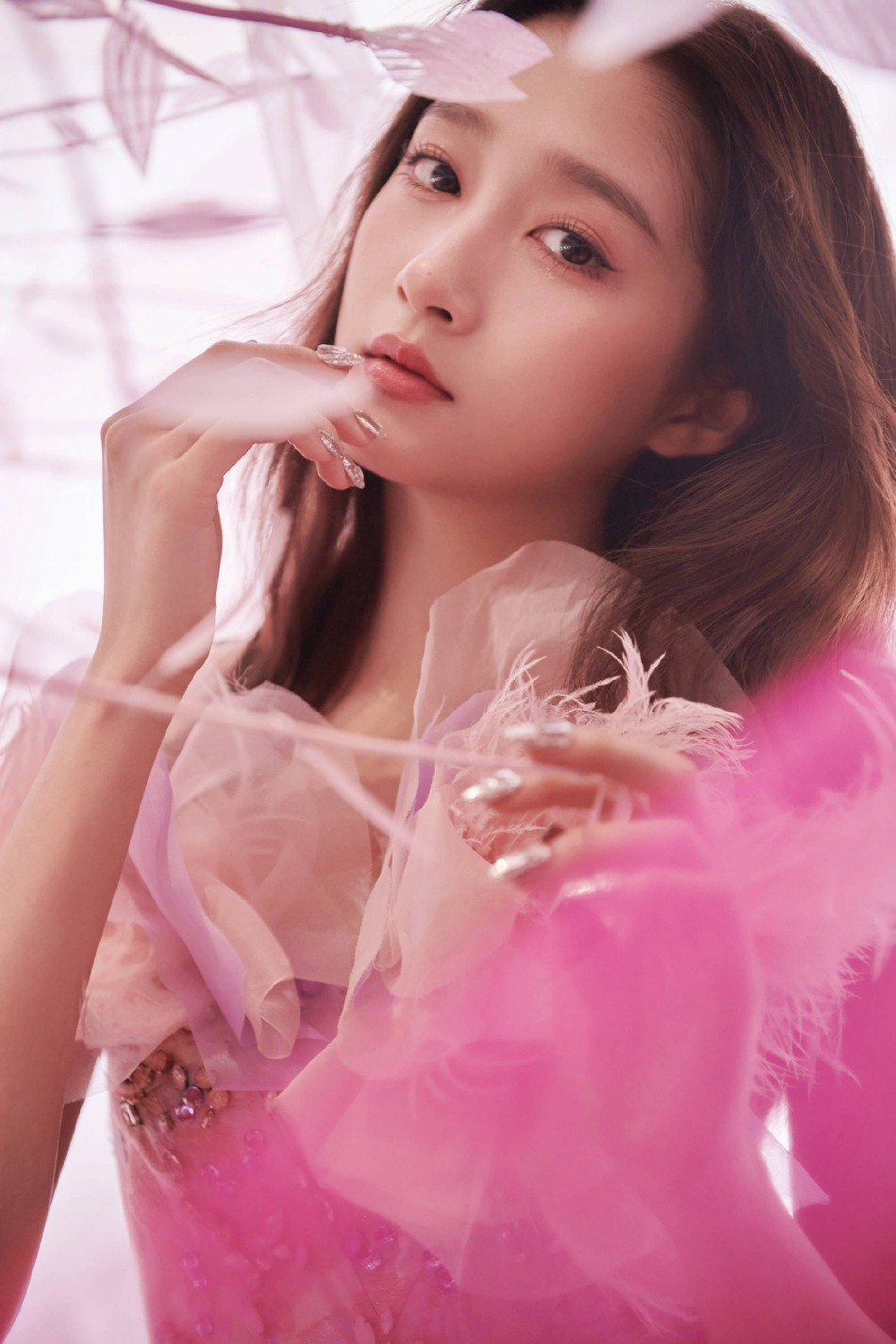 关晓彤粉色花朵裙宛如花仙子写真