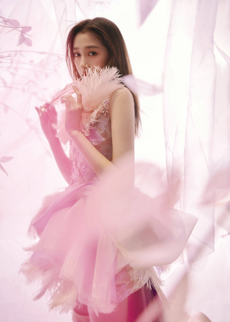 关晓彤粉色花朵裙宛如花仙子写真