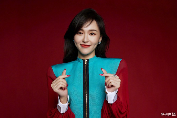 唐嫣花式比心笑容满分写真美照