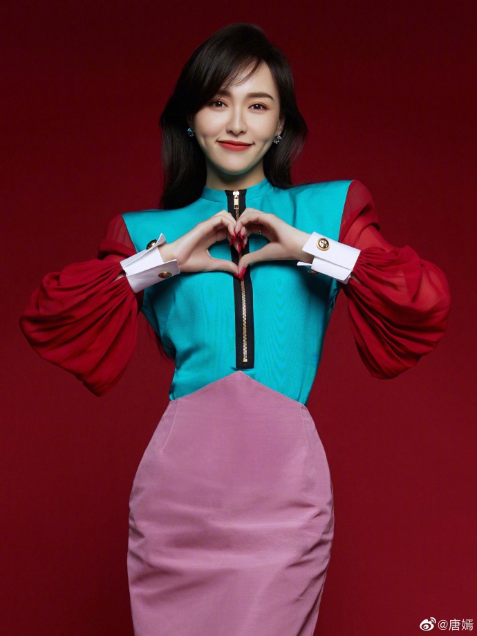 唐嫣花式比心笑容满分写真美照