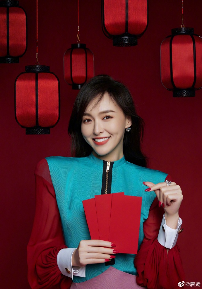 唐嫣花式比心笑容满分写真美照