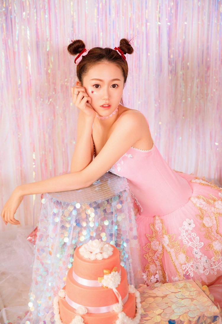 黑丝情趣美女徐微微让宅男抑制不住想要舔脚私照