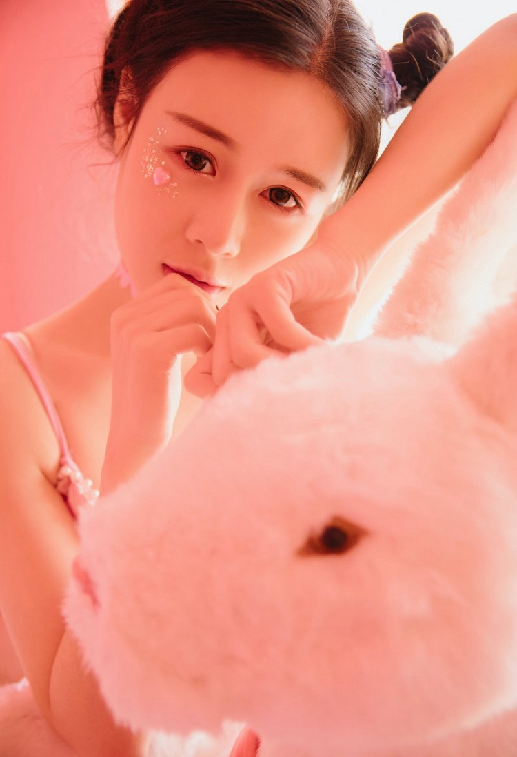 黑丝情趣美女徐微微让宅男抑制不住想要舔脚私照