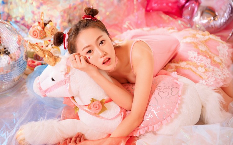 黑丝情趣美女徐微微让宅男抑制不住想要舔脚私照