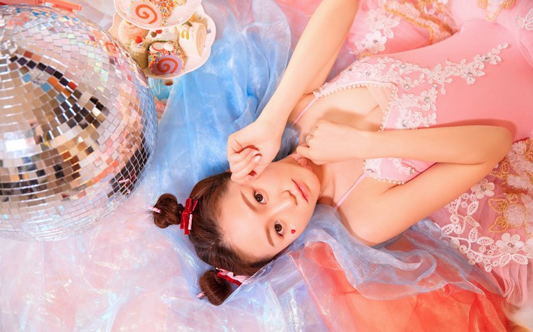 黑丝情趣美女徐微微让宅男抑制不住想要舔脚私照