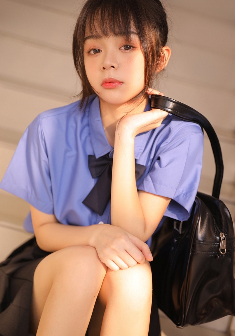 黑丝制服妹妹乖巧可爱图片