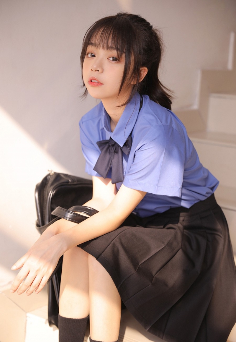 黑丝制服妹妹乖巧可爱图片