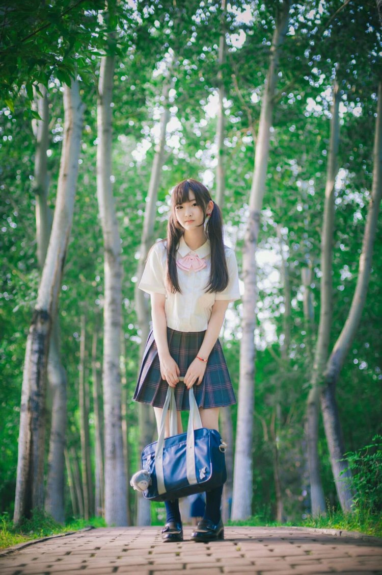 清纯双马尾美少女短裙户外黑丝美腿日常生活照图片