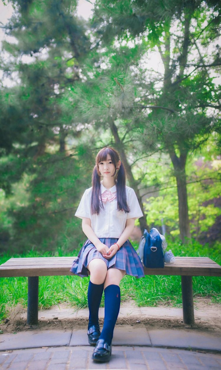 清纯双马尾美少女短裙户外黑丝美腿日常生活照图片