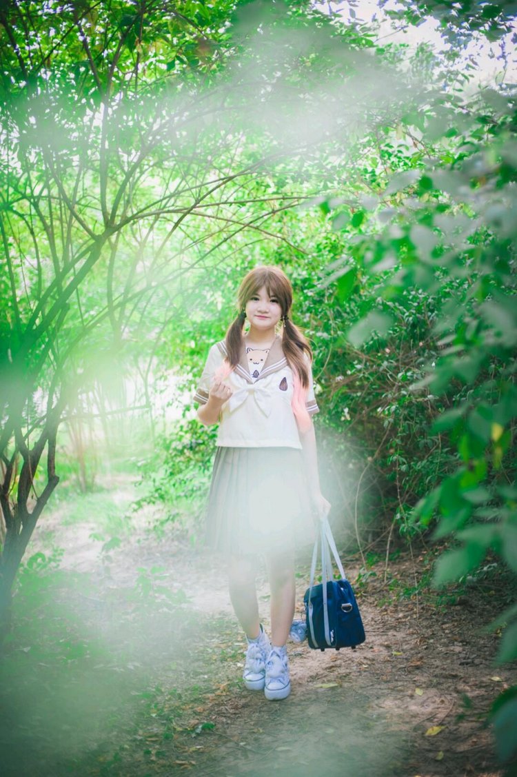 清纯双马尾美少女短裙户外黑丝美腿日常生活照图片