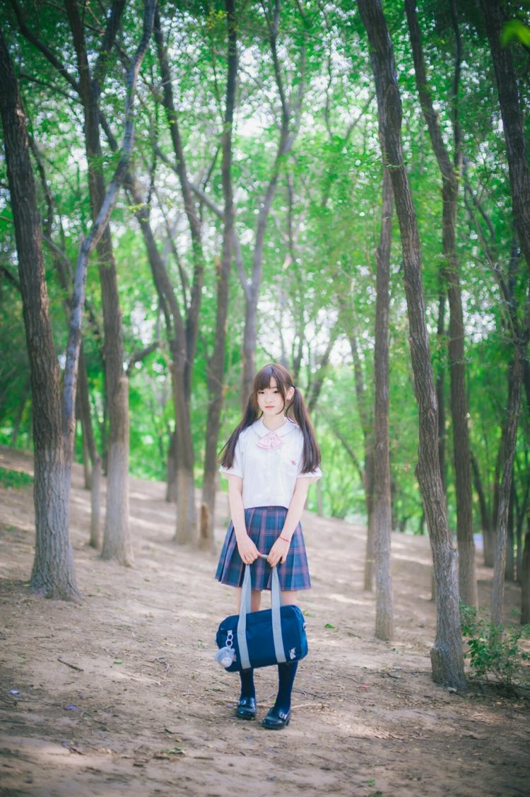 清纯双马尾美少女短裙户外黑丝美腿日常生活照图片