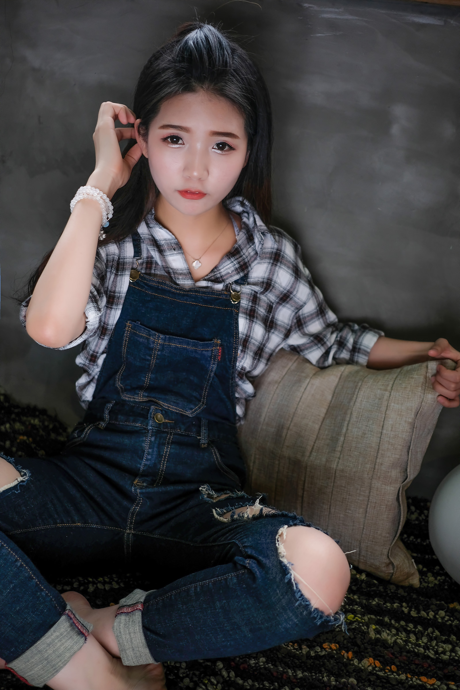 肉色丝袜美女杨晨晨紧身包臀裙美腿玉足诱惑写真