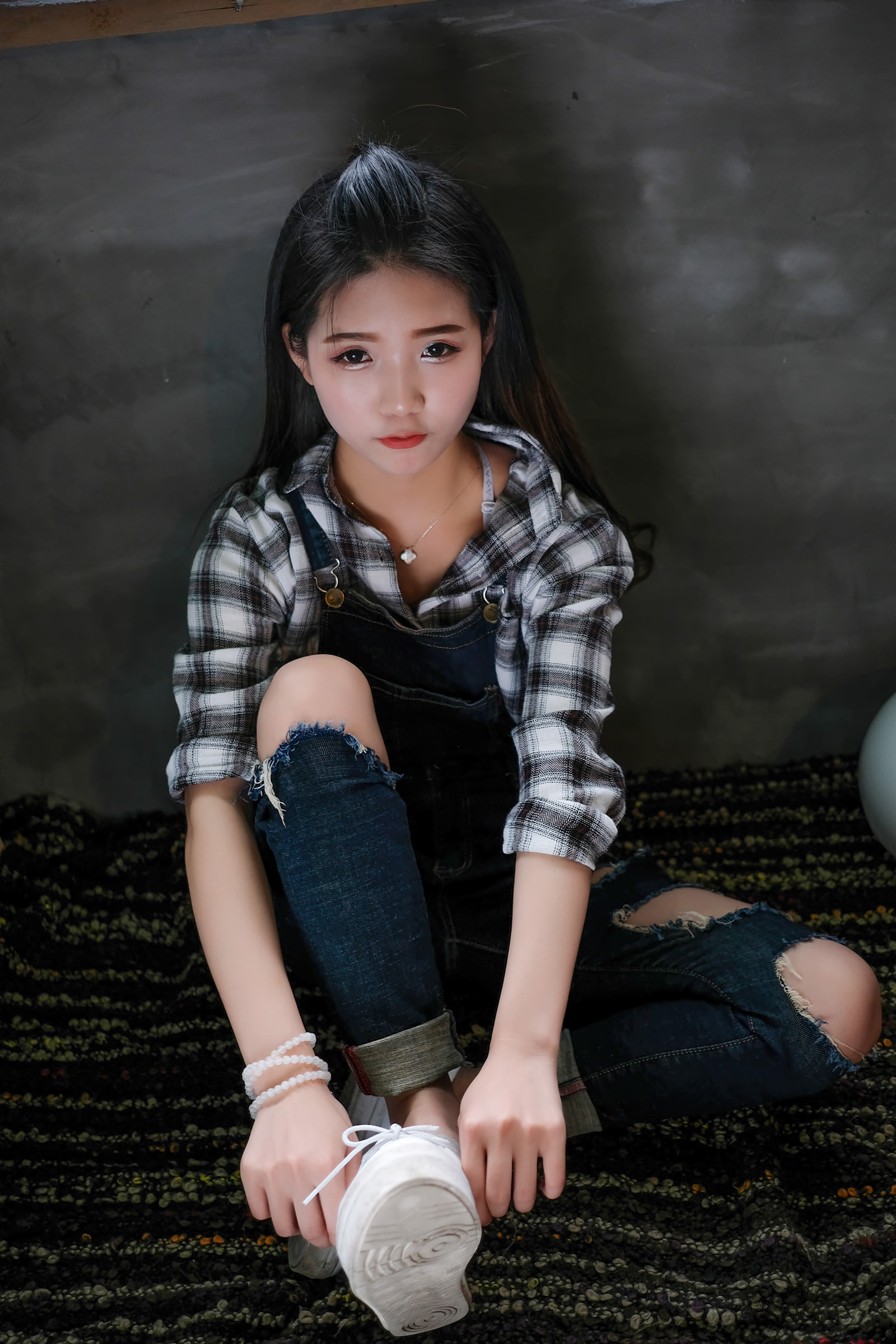 肉色丝袜美女杨晨晨紧身包臀裙美腿玉足诱惑写真