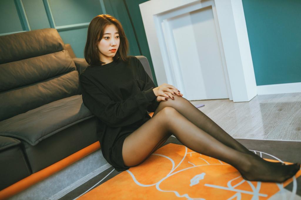 美女黑丝诱惑仰拍美腿照片