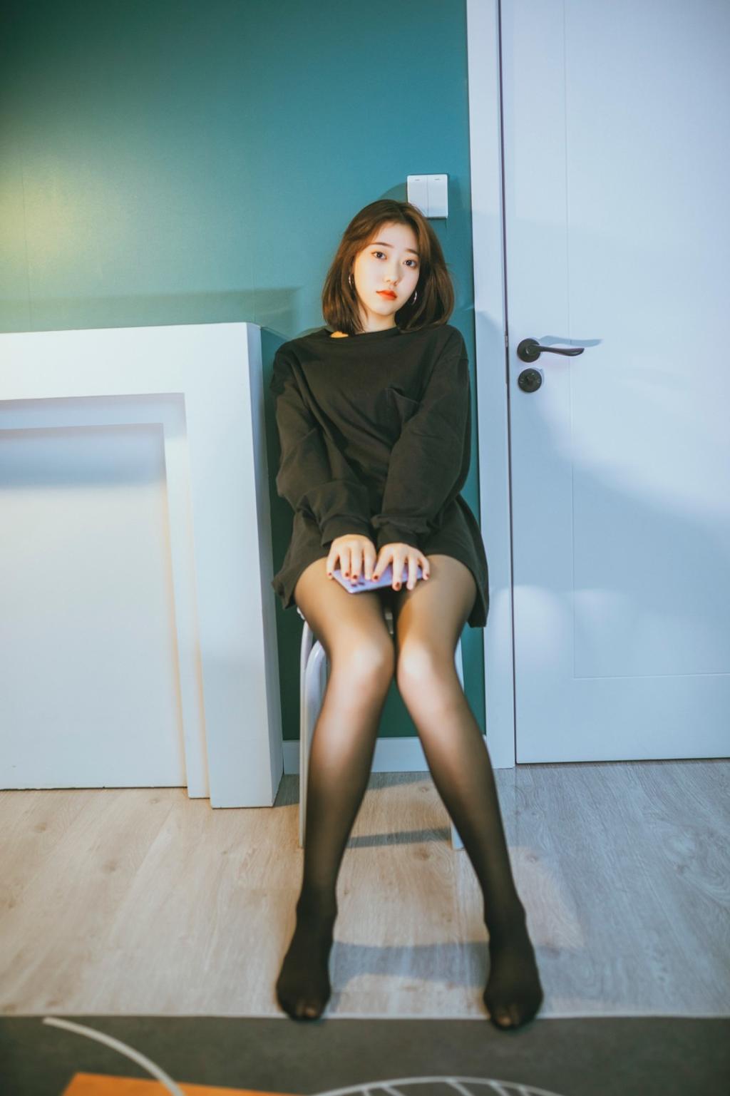 美女黑丝诱惑仰拍美腿照片