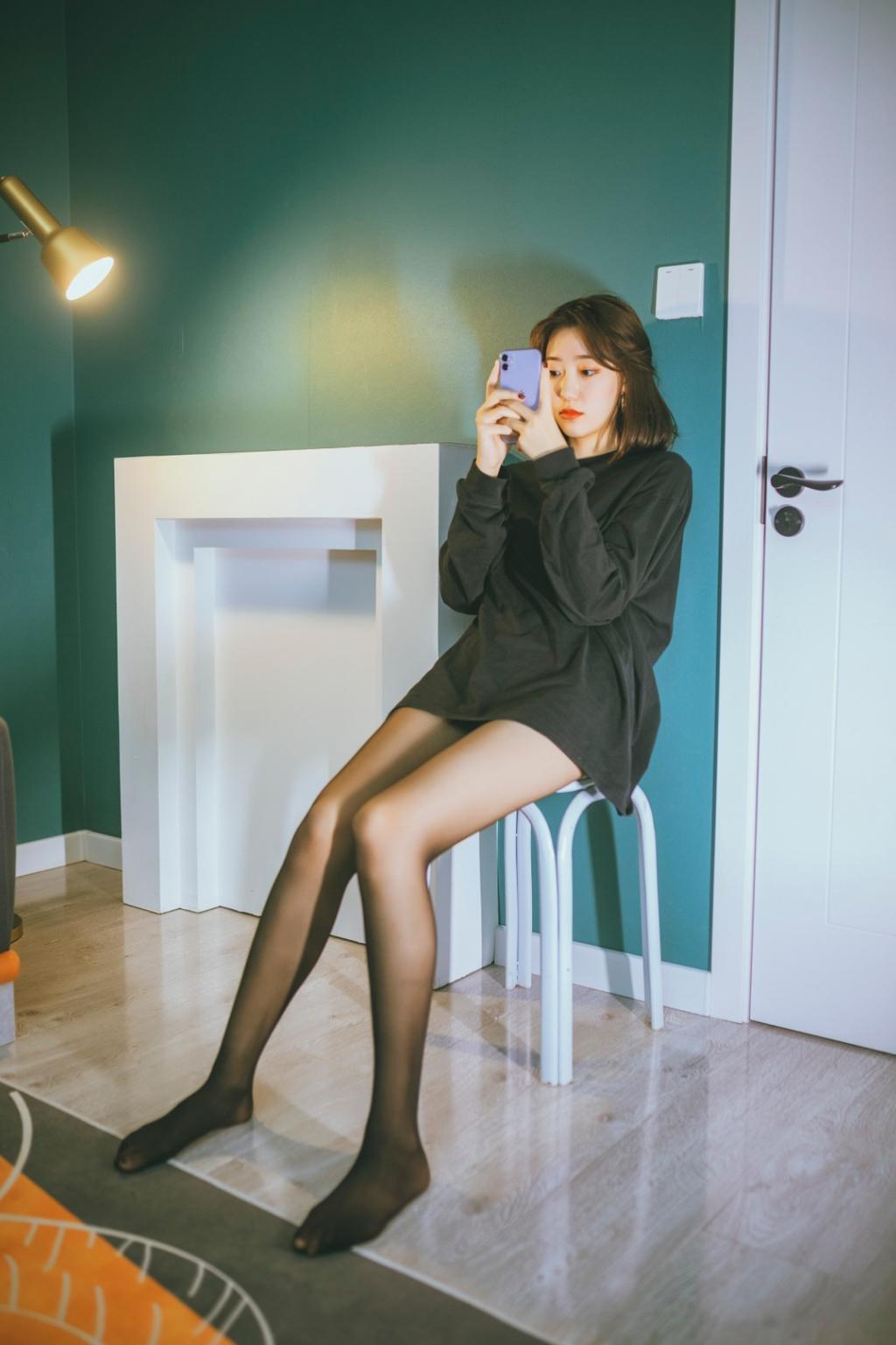 美女黑丝诱惑仰拍美腿照片