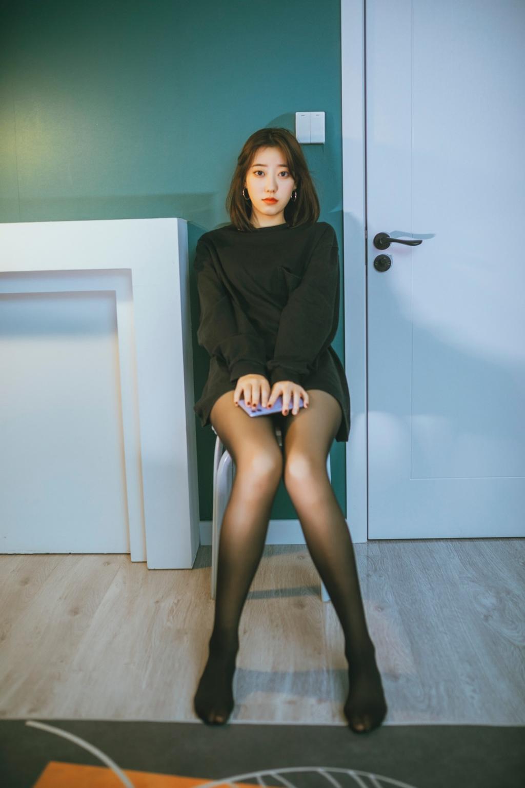 美女黑丝诱惑仰拍美腿照片